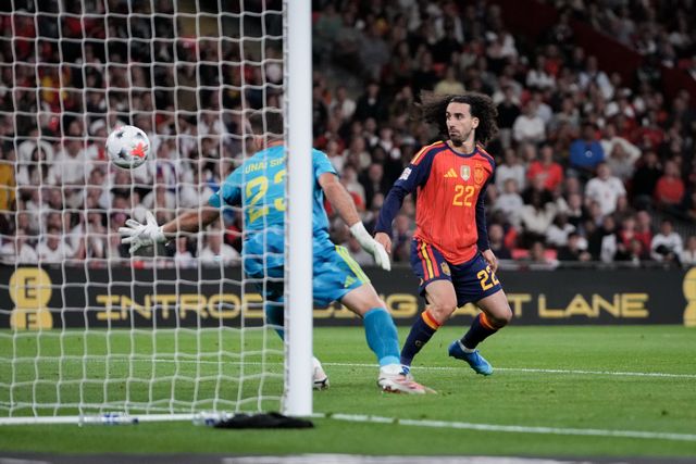Harry Kane of England scores to make it  2-1 pas Spain goalkeeper Unai Simón and Marc Cucurella of Spain during the UEFA Nations League match England vs Spain at Wembley Stadium, London, United Kingdom on 26 September 2026

(Photo by Maynard Manyowa/News Images)