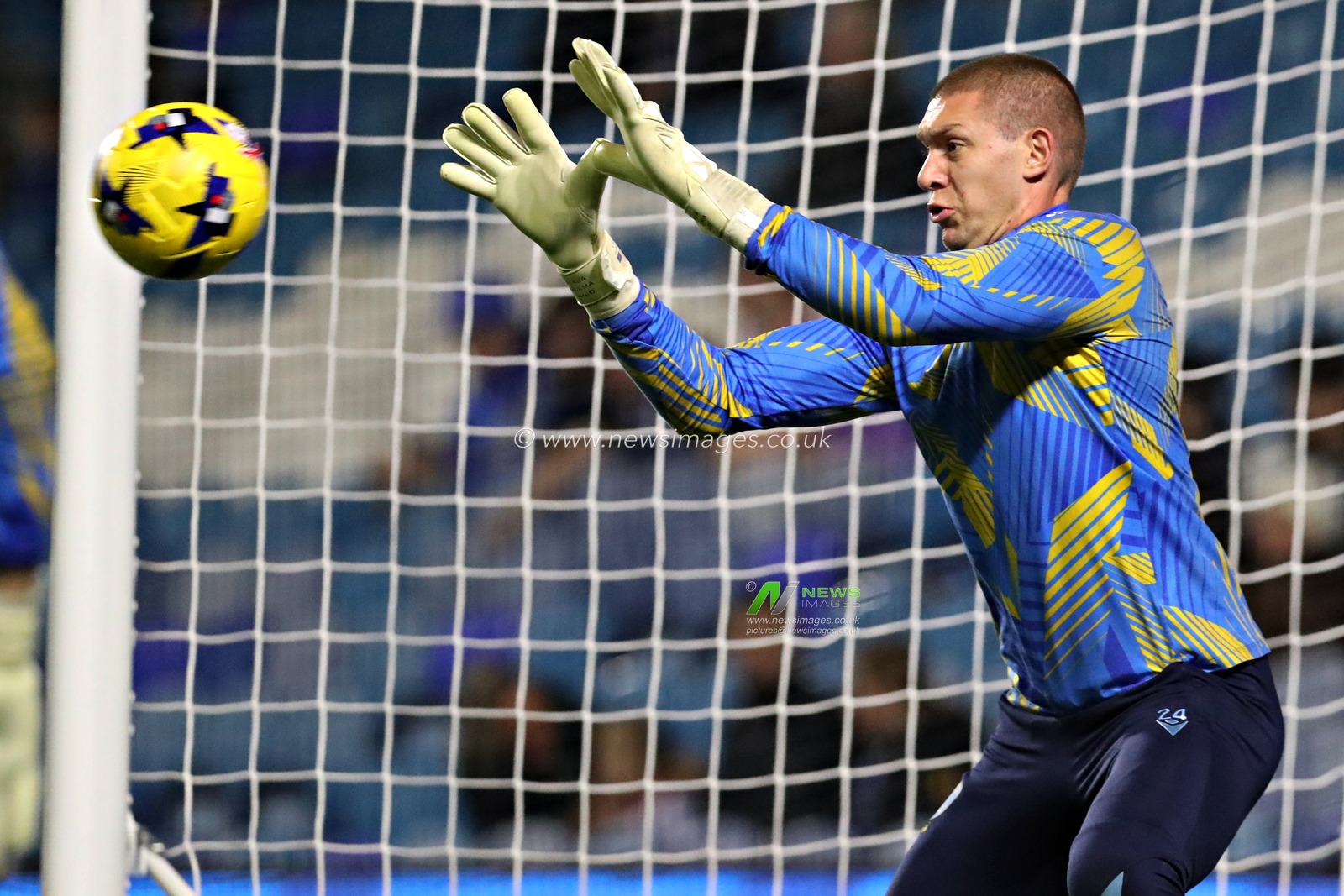Ethan Horvath of Sheffield Wednesday before the Sky Bet Championship match Sheffield Wednesday vs Norwich City at Hillsborough, Sheffield, United Kingdom, 5th November 2025(Photo by Sam Eaden/News Images)*** GER AUT SUI OUT ***
