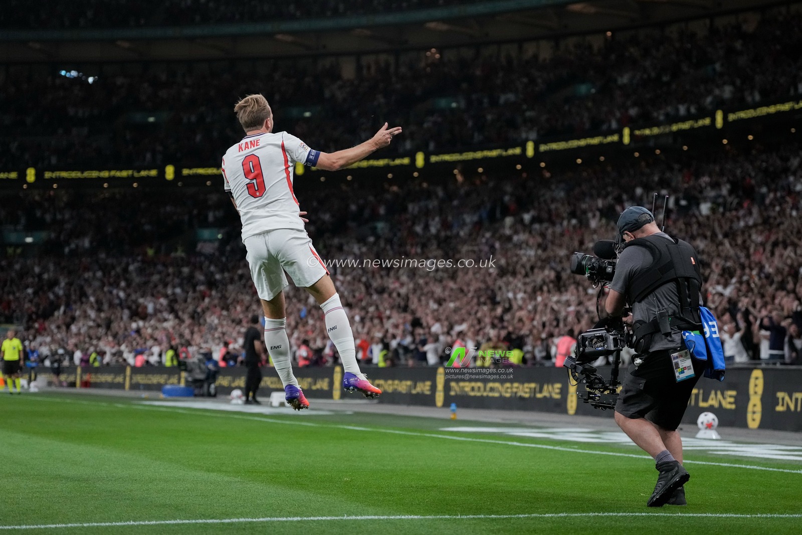 Harry Kane of England celebrates his goal to make it  2-1 during the UEFA Nations League match England vs Spain at Wembley Stadium, London, United Kingdom on 26 September 2026

(Photo by Maynard Manyowa/News Images)