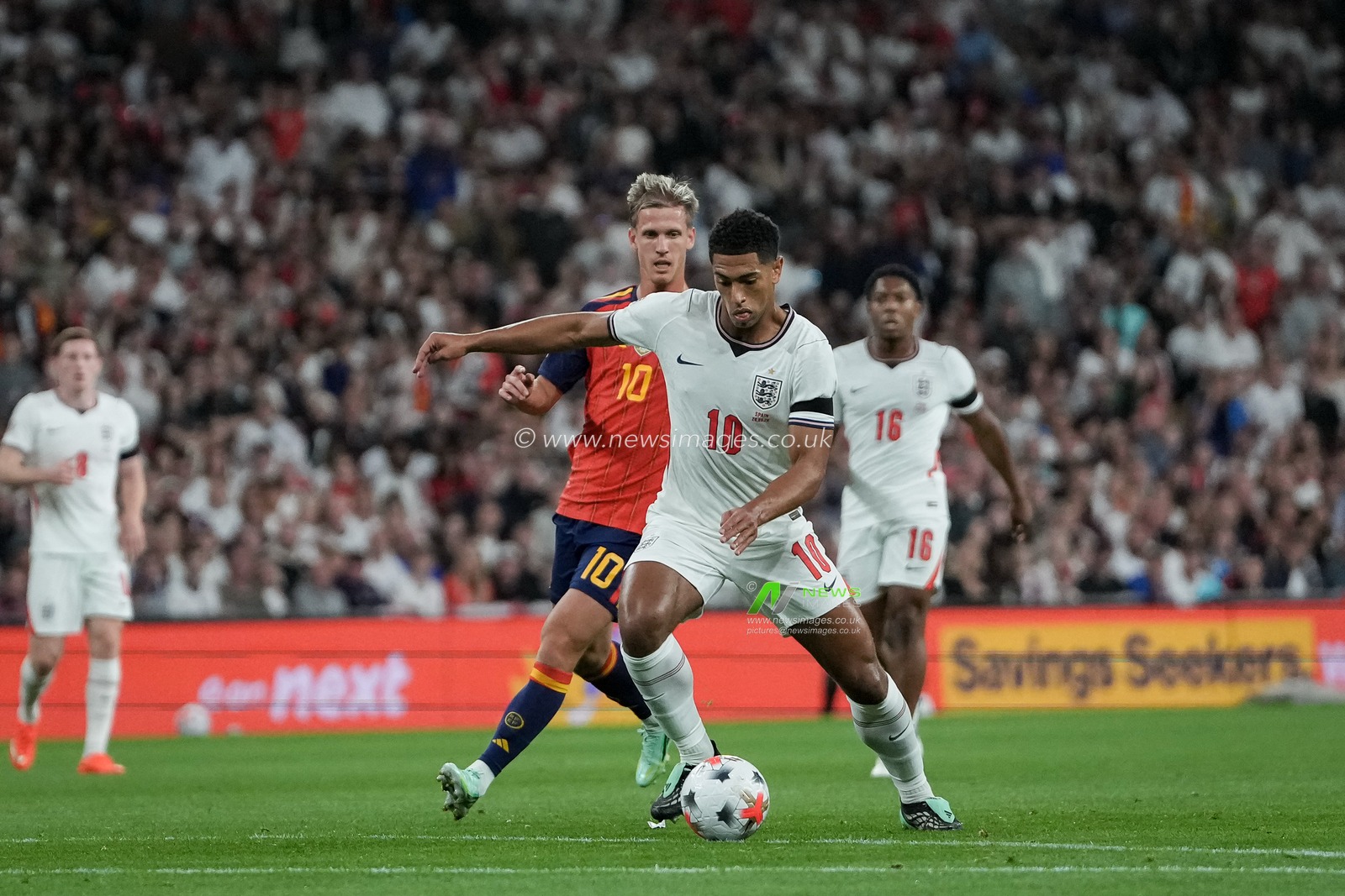 Jude Bellingham of England battles for the ball  Dani Olmo of Spain during the UEFA Nations League match England vs Spain at Wembley Stadium, London, United Kingdom on 26 September 2026

(Photo by Maynard Manyowa/News Images)