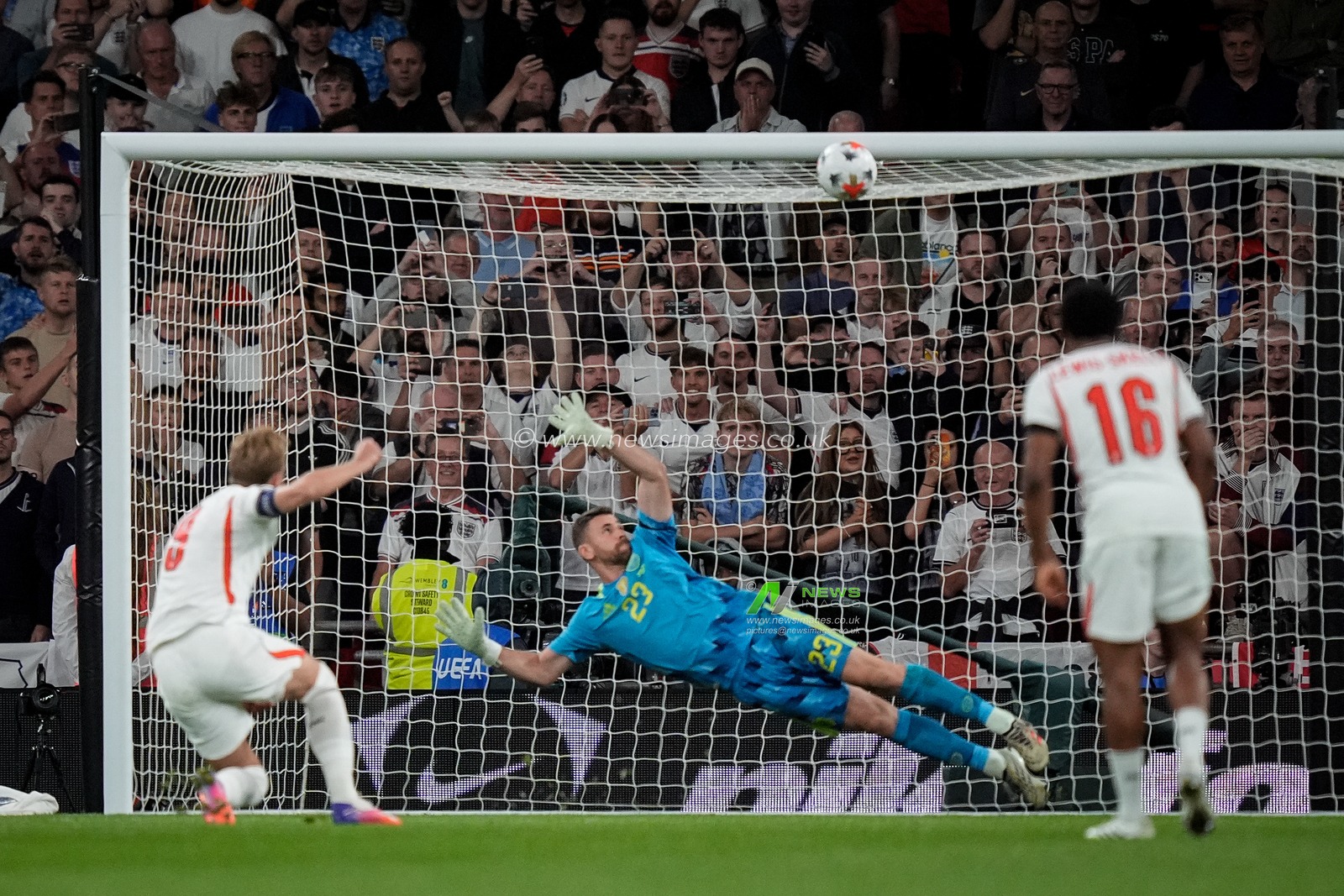 Harry Kane of England hits the bar with his penalty and misses during the UEFA Nations League match England vs Spain at Wembley Stadium, London, United Kingdom on 26 September 2026

(Photo by Maynard Manyowa/News Images)