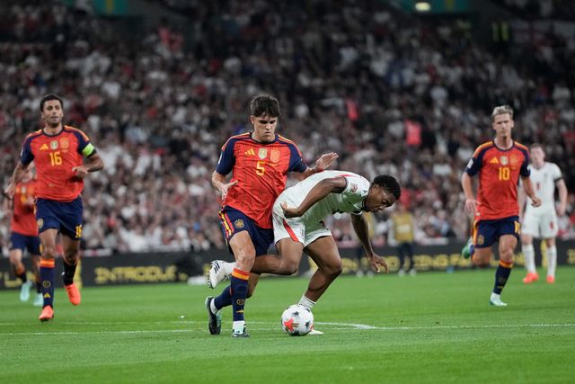 Myles Lewis-Skelly of England battles for the ball  Pau Cubarsí of Spain during the UEFA Nations League match England vs Spain at Wembley Stadium, London, United Kingdom on 26 September 2026

(Photo by Maynard Manyowa/News Images)