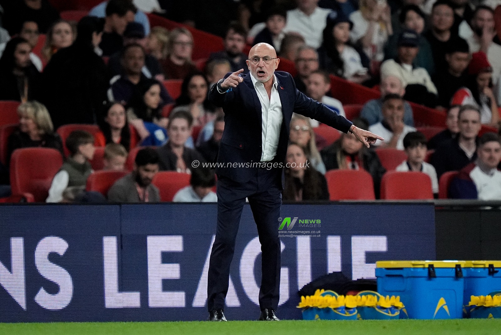 Luis de la Fuente manager of Spain gives his team instructions  during the UEFA Nations League match England vs Spain at Wembley Stadium, London, United Kingdom on 26 September 2026

(Photo by Maynard Manyowa/News Images)