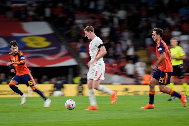 Elliot Anderson of England makes a run with the ball  tracked by Mikel Oyarzabal of Spain and Álex Baena of Spain during the UEFA Nations League match England vs Spain at Wembley Stadium, London, United Kingdom on 26 September 2026

(Photo by Maynard Manyowa/News Images)