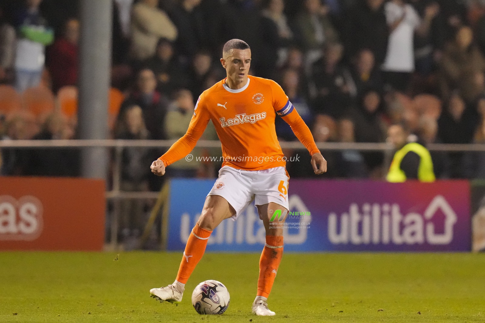 Oliver Norburn #6 of Blackpool during the Sky Bet League 1 match Blackpool vs Derby County at Bloomfield Road, Blackpool, United Kingdom, 3rd October 2023

(Photo by Steve Flynn/News Images)