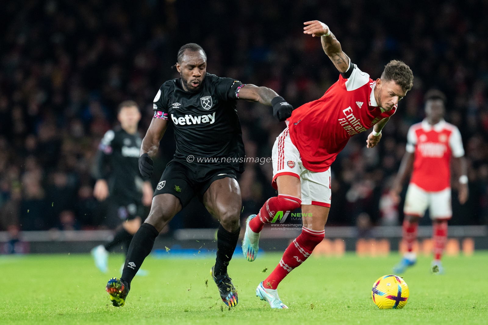Ben White #4 of Arsenal battle for the ball Michail Antonio #9 of West Ham United during the Premier League match Arsenal vs West Ham United at Emirates Stadium, London, United Kingdom, 26th December 2022

(Photo by Richard Washbrooke/News Images)