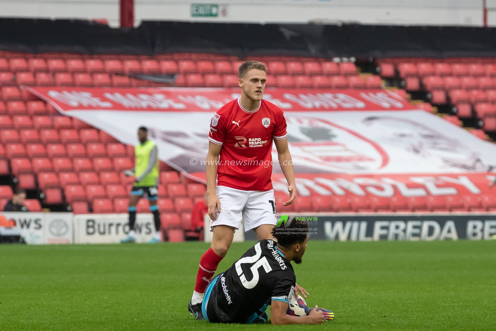 Josh Benson #10 of Barnsley during the Sky Bet League 1 match Barnsley vs Forest Green Rovers at Oakwell, Barnsley, United Kingdom, 29th October 2022

(Photo by James Heaton/News Images)