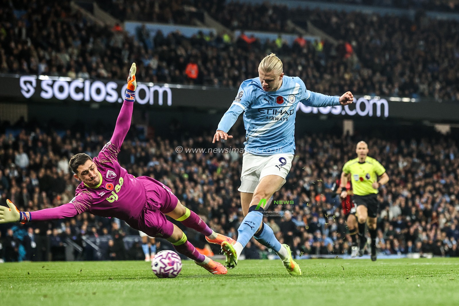 Erling Haaland of Manchester City scores to make it 2-1 during the Premier League match Manchester City vs Bournemouth at Etihad Stadium, Manchester, United Kingdom, 2nd November 2025

(Photo by Alfie Cosgrove/News Images)

*** GER AUT SUI OUT ***