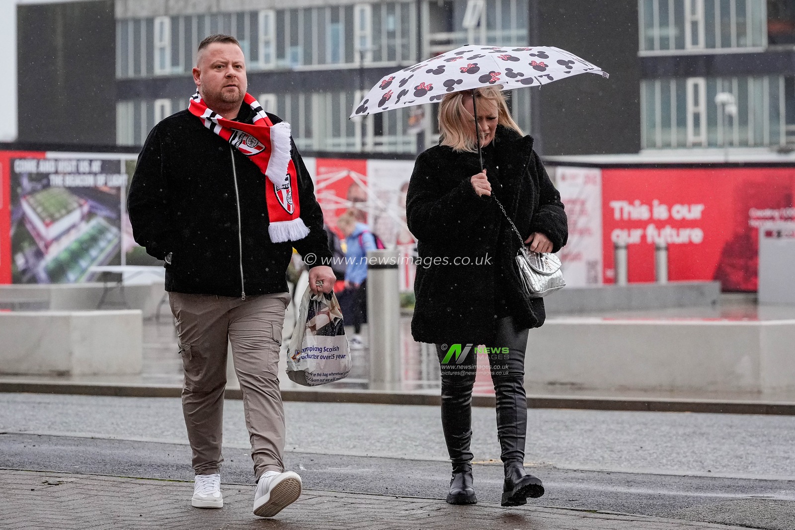 Sunderland fans walk in the rain towards the stadium prior to kick off during the Premier League match Sunderland vs Crystal Palace at Stadium Of Light, Sunderland, United Kingdom, 17th January 2026

(Photo by Maynard Manyowa/News Images)