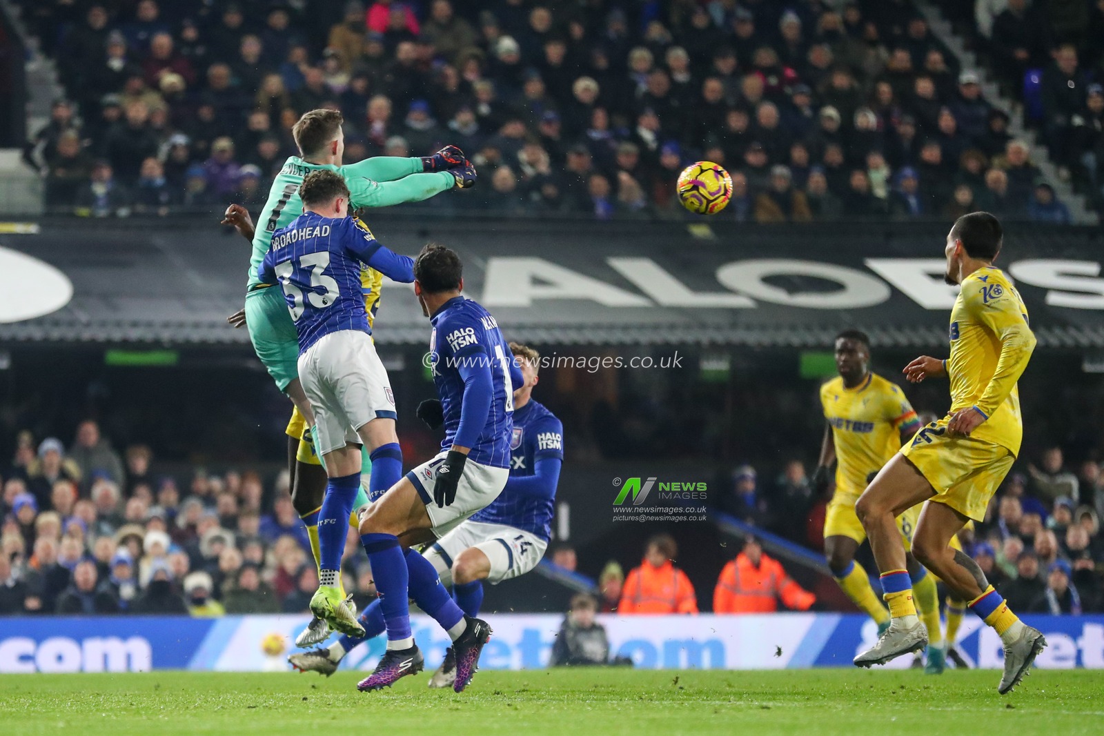 Dean Henderson of Crystal Palace punches the ball clear during the Premier League match Ipswich Town vs Crystal Palace at Portman Road, Ipswich, United Kingdom, 3rd December 2024

(Photo by Izzy Poles/News Images)