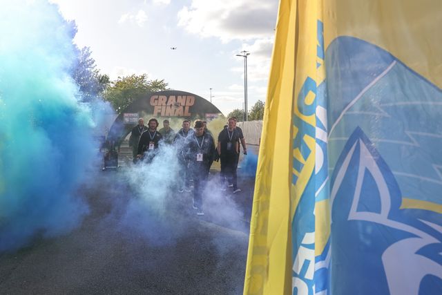 Warrington arrive during the Betfred Super League Grand Final match Warrington Wolves vs Wakefield Trinity at Old Trafford, Manchester, United Kingdom on 03 October 2026

(Photo by Mark Cosgrove/News Images)