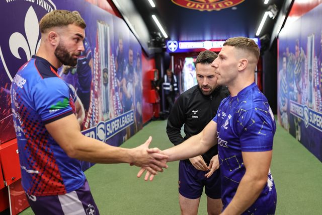 Mike McMeeken of Wakefield Trinity and George Williams of Warrington Wolves at the point toss with Referee Liam Moore during the Betfred Super League Grand Final match Warrington Wolves vs Wakefield Trinity at Old Trafford, Manchester, United Kingdom on 03 October 2026

(Photo by Mark Cosgrove/News Images)