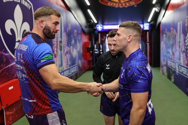 Mike McMeeken of Wakefield Trinity and George Williams of Warrington Wolves at the point toss with Referee Liam Moore during the Betfred Super League Grand Final match Warrington Wolves vs Wakefield Trinity at Old Trafford, Manchester, United Kingdom on 03 October 2026

(Photo by Mark Cosgrove/News Images)