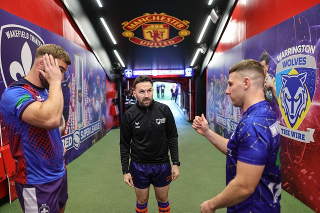 Mike McMeeken of Wakefield Trinity and George Williams of Warrington Wolves at the point toss with Referee Liam Moore during the Betfred Super League Grand Final match Warrington Wolves vs Wakefield Trinity at Old Trafford, Manchester, United Kingdom on 03 October 2026

(Photo by Mark Cosgrove/News Images)