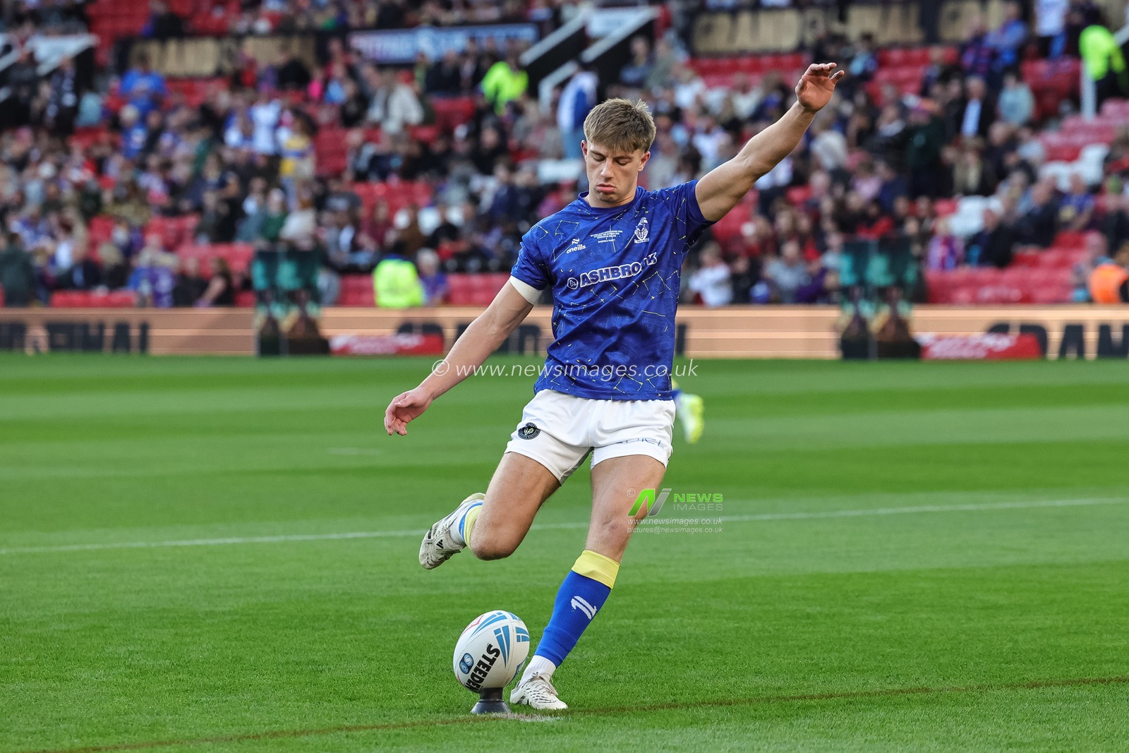 Ewan Irwin of Warrington Wolves in the pre-game warm up during the Betfred Super League Grand Final match Warrington Wolves vs Wakefield Trinity at Old Trafford, Manchester, United Kingdom on 03 October 2026

(Photo by Mark Cosgrove/News Images)