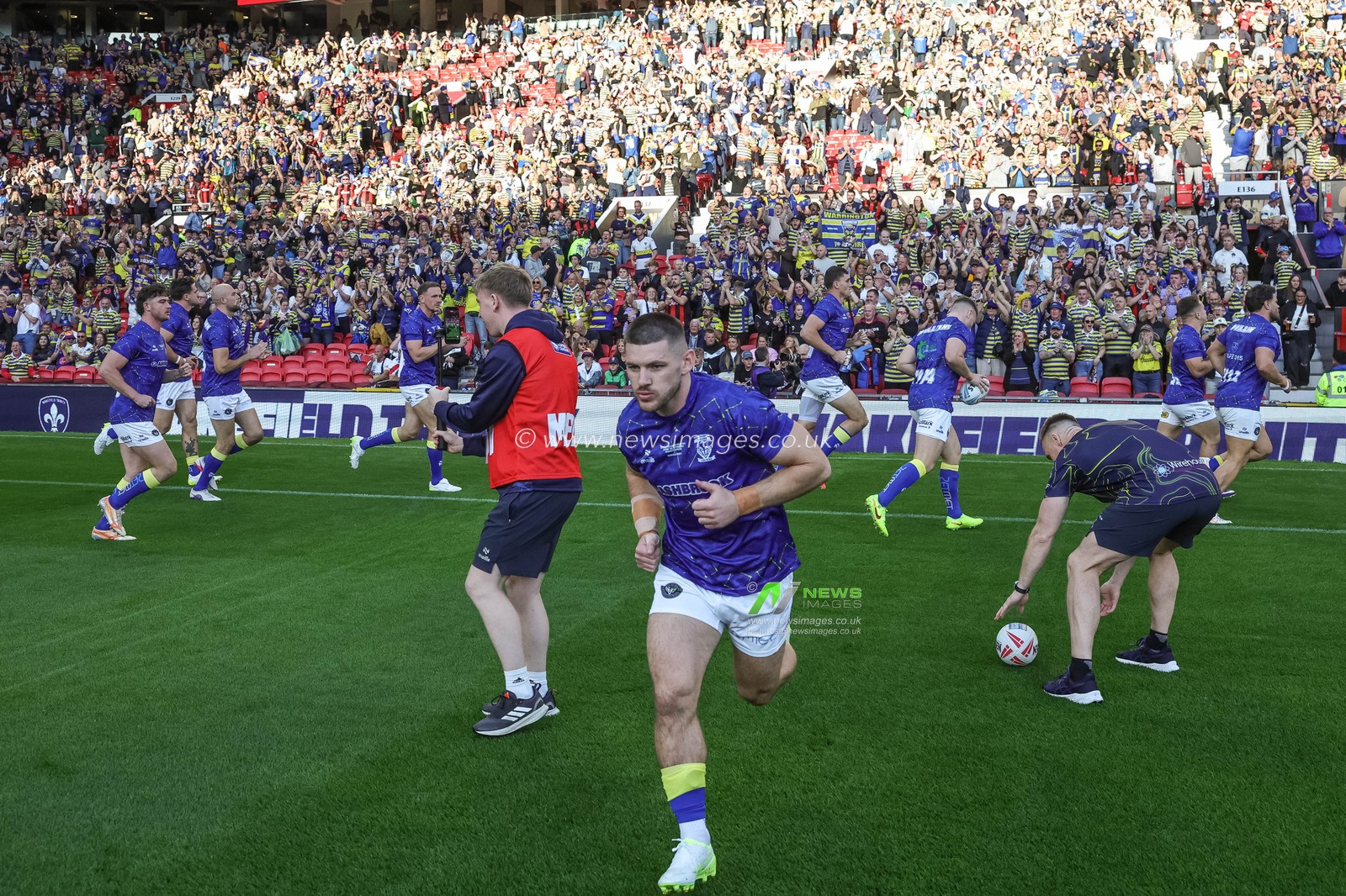 Warrington players in the pre-game warm up during the Betfred Super League Grand Final match Warrington Wolves vs Wakefield Trinity at Old Trafford, Manchester, United Kingdom on 03 October 2026

(Photo by Mark Cosgrove/News Images)