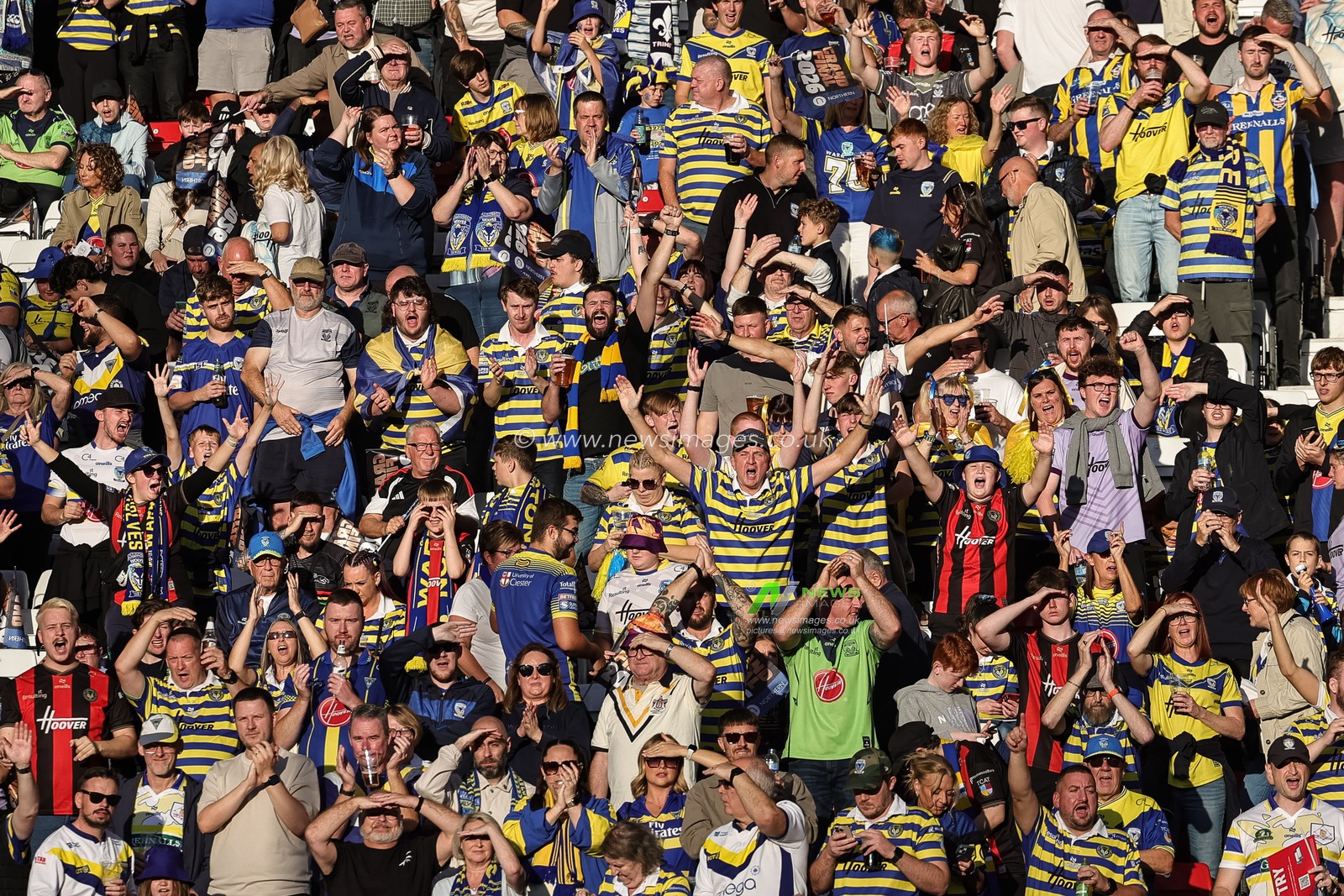 Warrington fans in the pre-game warm up during the Betfred Super League Grand Final match Warrington Wolves vs Wakefield Trinity at Old Trafford, Manchester, United Kingdom on 03 October 2026

(Photo by Mark Cosgrove/News Images)