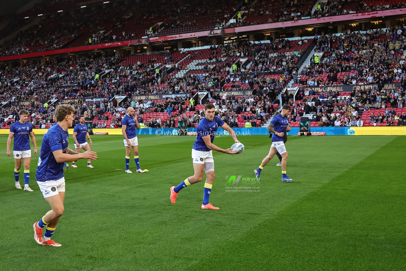 Sam Stone of Warrington Wolves in the pre-game warm up during the Betfred Super League Grand Final match Warrington Wolves vs Wakefield Trinity at Old Trafford, Manchester, United Kingdom on 03 October 2026

(Photo by Mark Cosgrove/News Images)