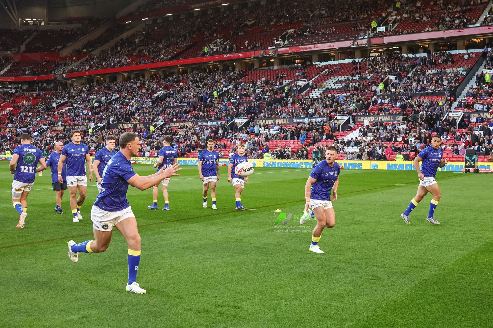 Ben Currie of Warrington Wolves and Danny Walker of Warrington Wolves in the pre-game warm up during the Betfred Super League Grand Final match Warrington Wolves vs Wakefield Trinity at Old Trafford, Manchester, United Kingdom on 03 October 2026

(Photo by Mark Cosgrove/News Images)
