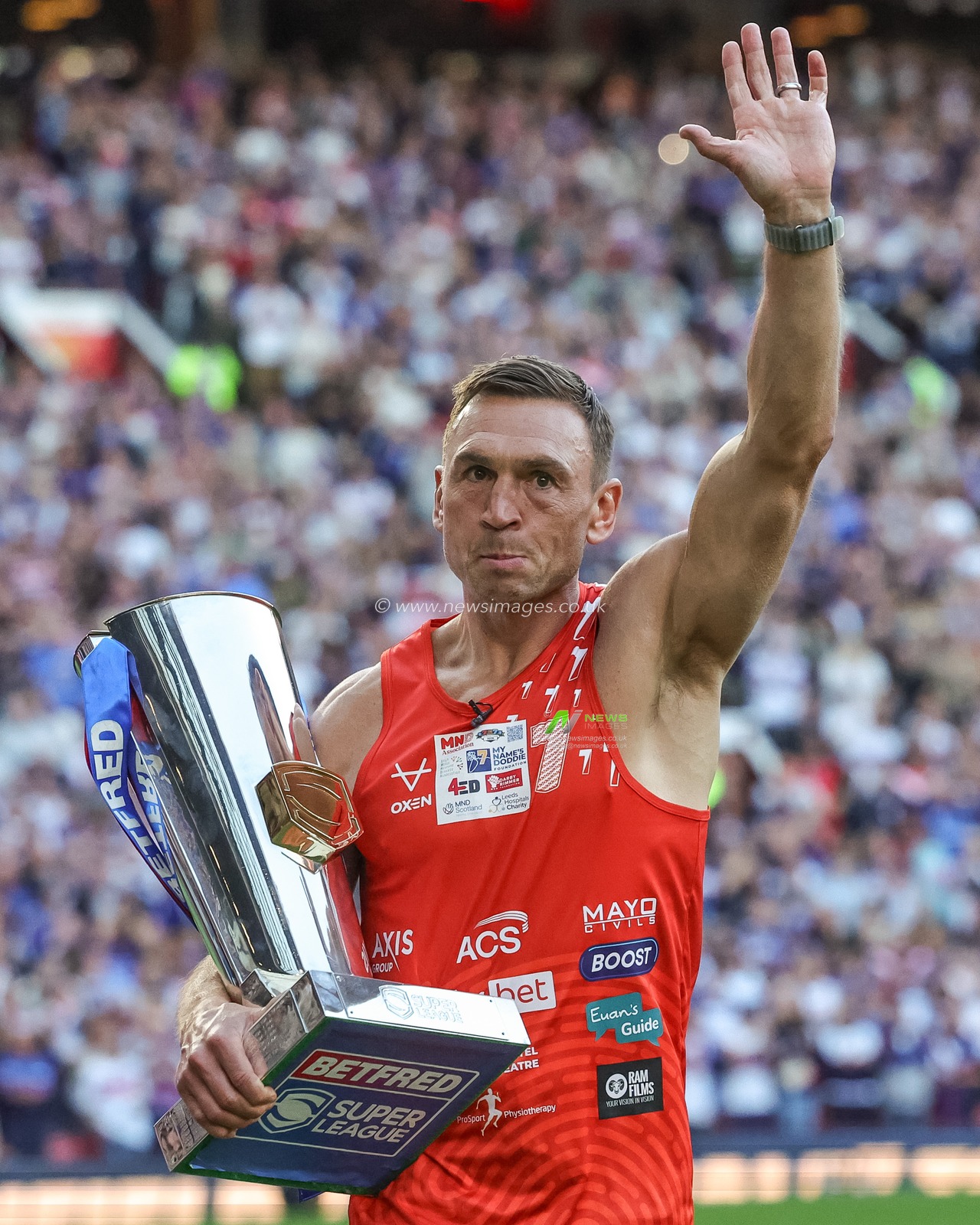 Sir Kevin Sinfield delivers the Grand Final Trophy after running his 7 in 7 marathon during the Betfred Super League Grand Final match Warrington Wolves vs Wakefield Trinity at Old Trafford, Manchester, United Kingdom on 03 October 2026

(Photo by Mark Cosgrove/News Images)