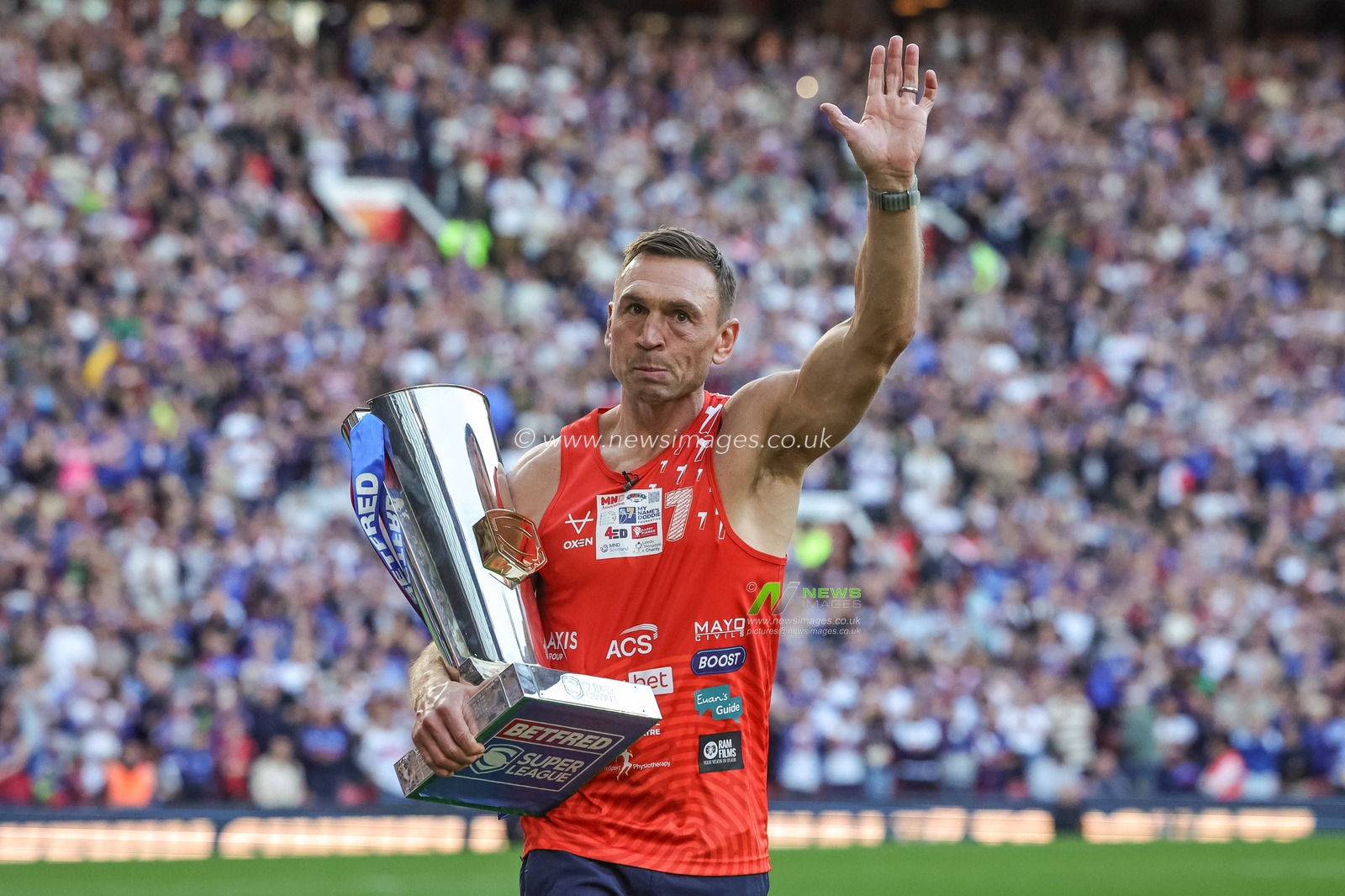 Sir Kevin Sinfield delivers the Grand Final Trophy after running his 7 in 7 marathon during the Betfred Super League Grand Final match Warrington Wolves vs Wakefield Trinity at Old Trafford, Manchester, United Kingdom on 03 October 2026

(Photo by Mark Cosgrove/News Images)