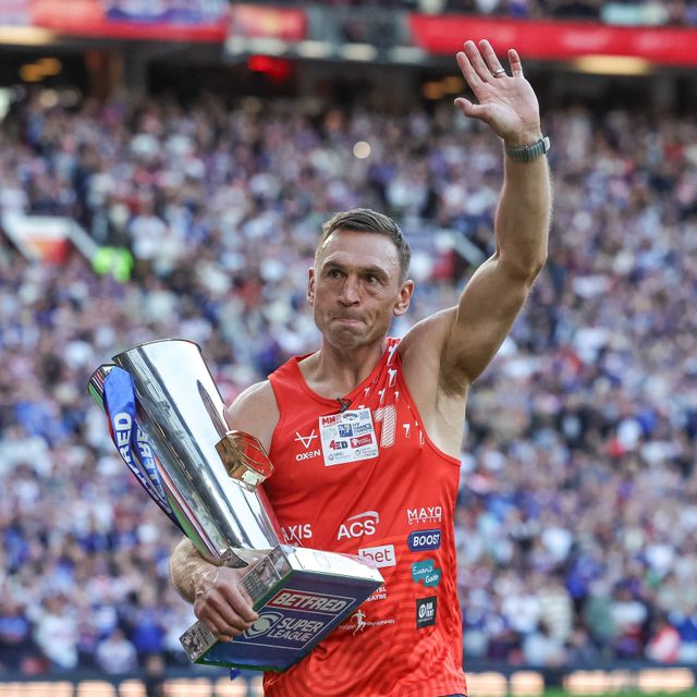 Sir Kevin Sinfield delivers the Grand Final Trophy after running his 7 in 7 marathon during the Betfred Super League Grand Final match Warrington Wolves vs Wakefield Trinity at Old Trafford, Manchester, United Kingdom on 03 October 2026

(Photo by Mark Cosgrove/News Images)