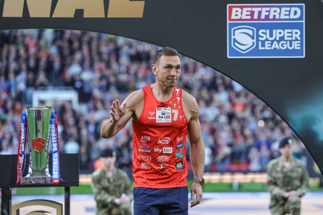 Sir Kevin Sinfield delivers the Grand Final Trophy after running his 7 in 7 marathon during the Betfred Super League Grand Final match Warrington Wolves vs Wakefield Trinity at Old Trafford, Manchester, United Kingdom on 03 October 2026

(Photo by Mark Cosgrove/News Images)