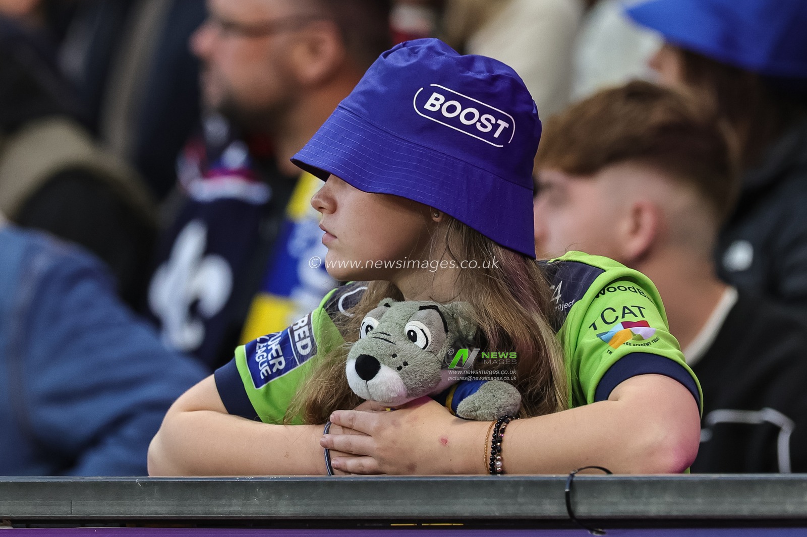 A young wire fan with a Wolfie mascot during the Betfred Super League Grand Final match Warrington Wolves vs Wakefield Trinity at Old Trafford, Manchester, United Kingdom on 03 October 2026

(Photo by Mark Cosgrove/News Images)