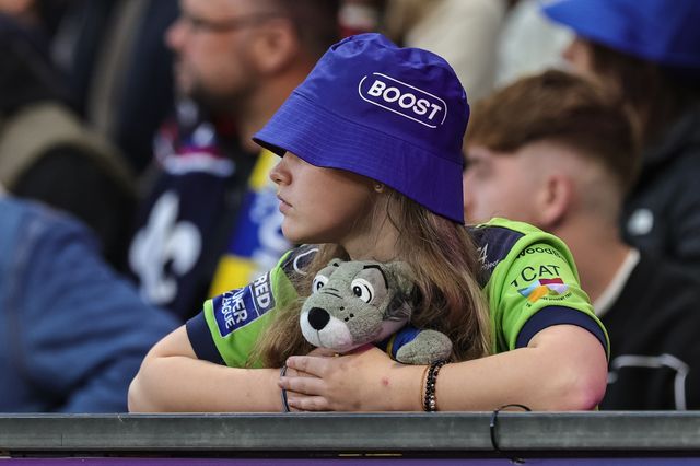 A young wire fan with a Wolfie mascot during the Betfred Super League Grand Final match Warrington Wolves vs Wakefield Trinity at Old Trafford, Manchester, United Kingdom on 03 October 2026

(Photo by Mark Cosgrove/News Images)