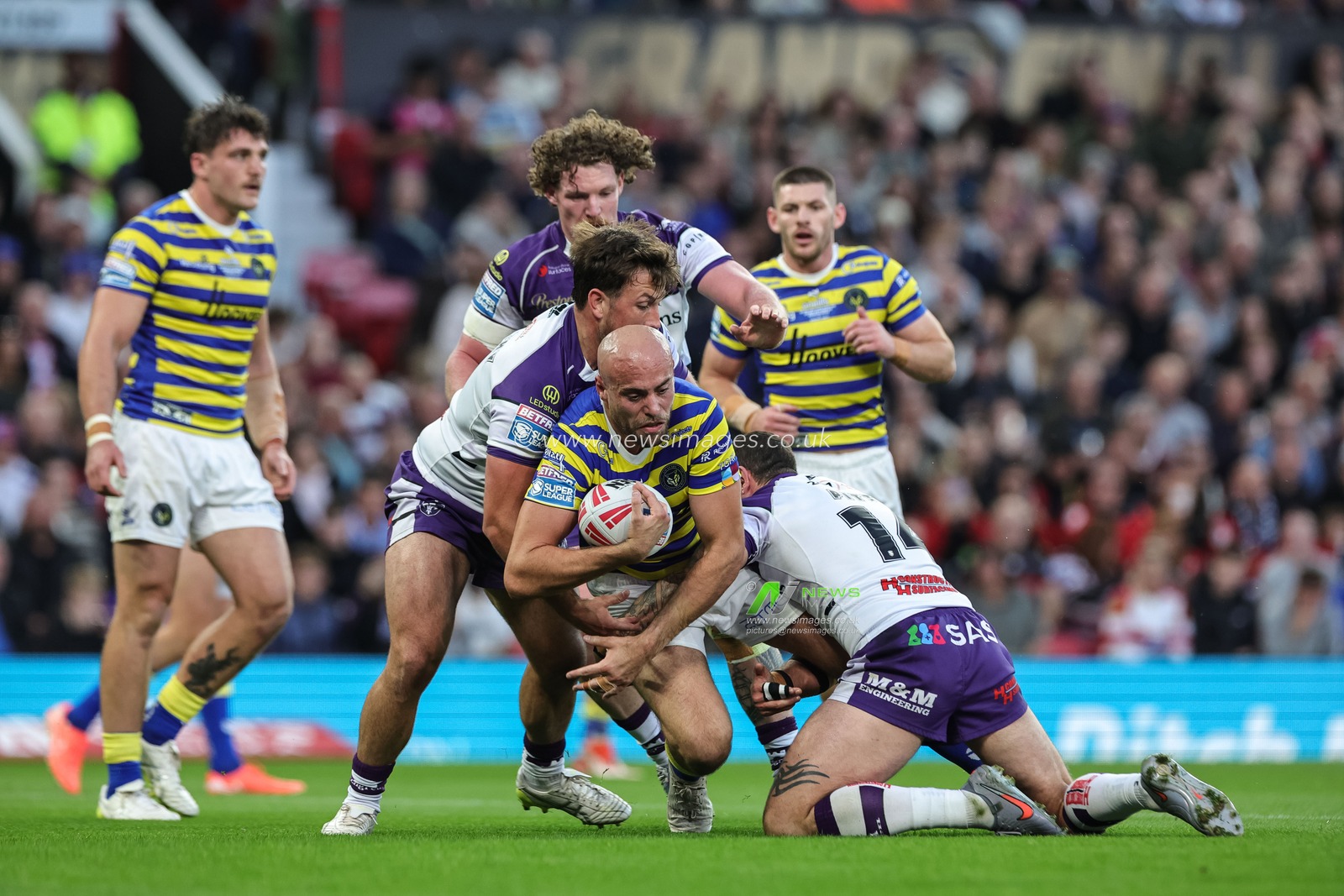 James Harrison of Warrington Wolves is tackled by Jay Pitts of Wakefield Trinity during the Betfred Super League Grand Final match Warrington Wolves vs Wakefield Trinity at Old Trafford, Manchester, United Kingdom on 03 October 2026

(Photo by Mark Cosgrove/News Images)