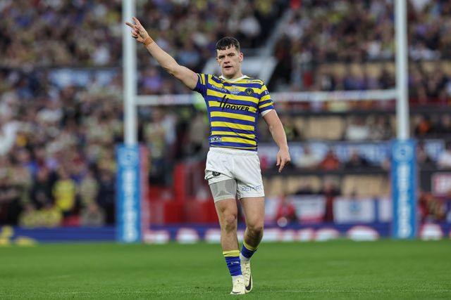 Josh Thewlis of Warrington Wolves gives teams mates instructions during the Betfred Super League Grand Final match Warrington Wolves vs Wakefield Trinity at Old Trafford, Manchester, United Kingdom on 03 October 2026

(Photo by Mark Cosgrove/News Images)