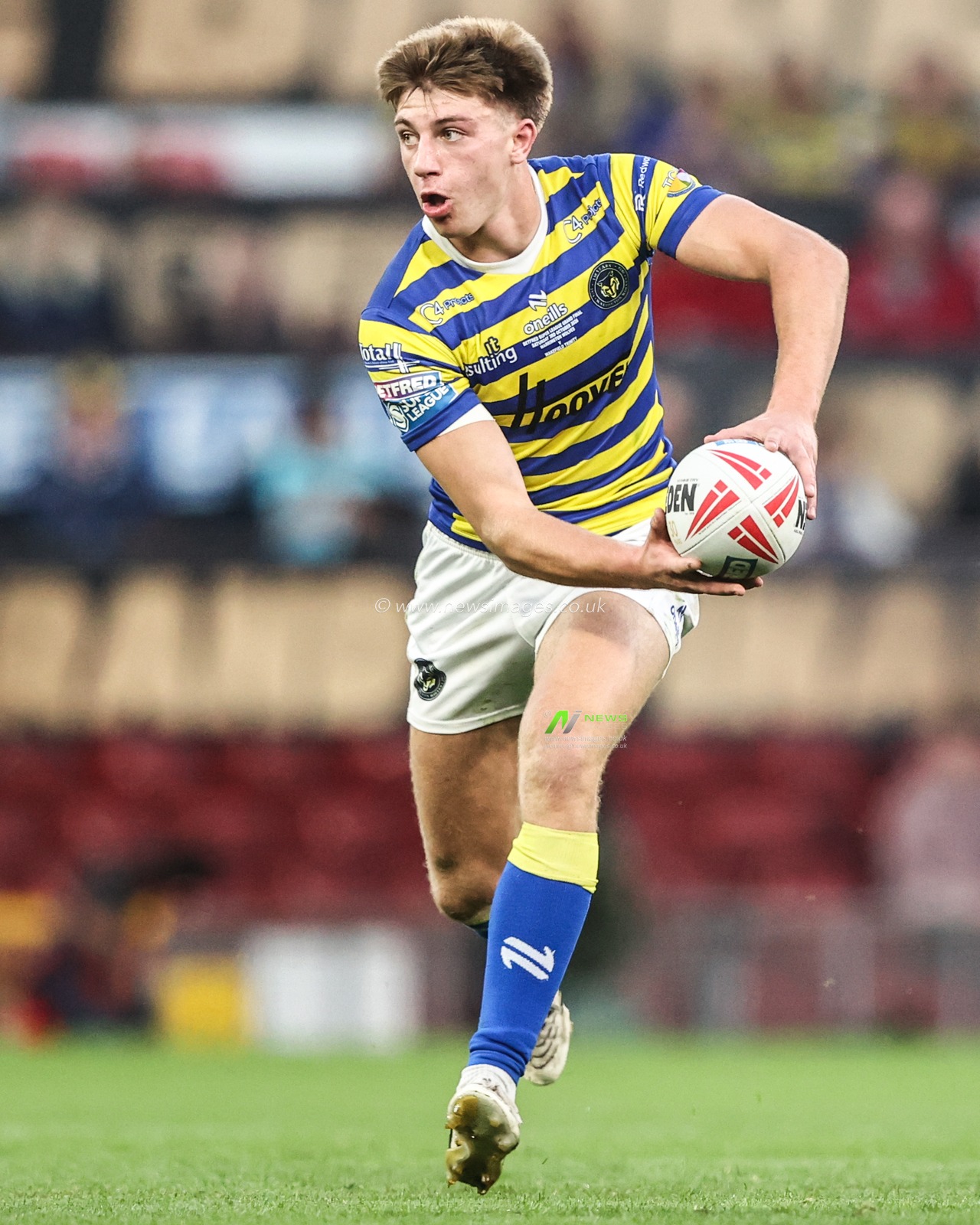 Ewan Irwin of Warrington Wolves breaks with the ball during the Betfred Super League Grand Final match Warrington Wolves vs Wakefield Trinity at Old Trafford, Manchester, United Kingdom on 03 October 2026

(Photo by Alfie Cosgrove/News Images)