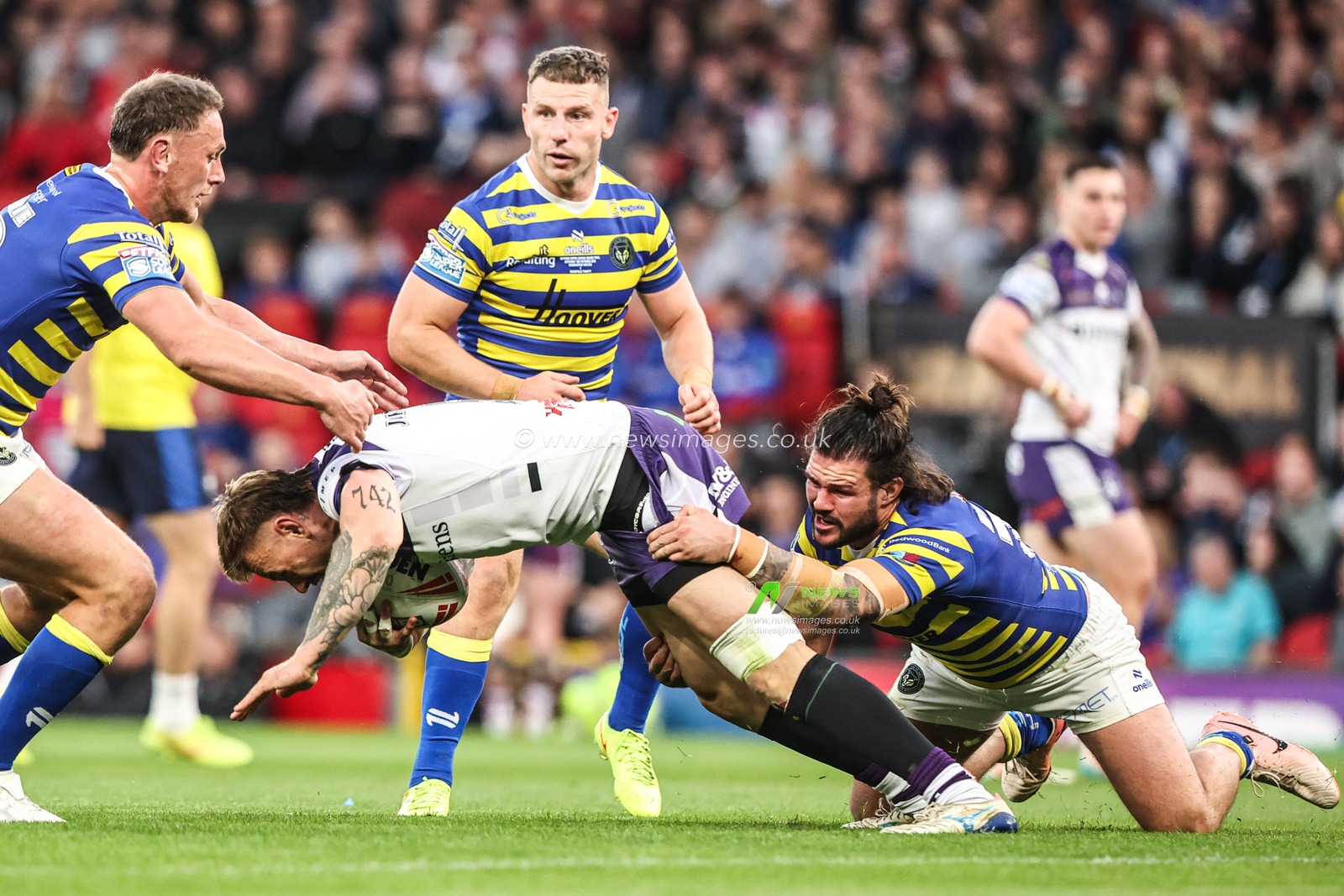 Tom Johnstone of Wakefield Trinity is tackled by James Bentley of Warrington Wolves during the Betfred Super League Grand Final match Warrington Wolves vs Wakefield Trinity at Old Trafford, Manchester, United Kingdom on 03 October 2026

(Photo by Alfie Cosgrove/News Images)