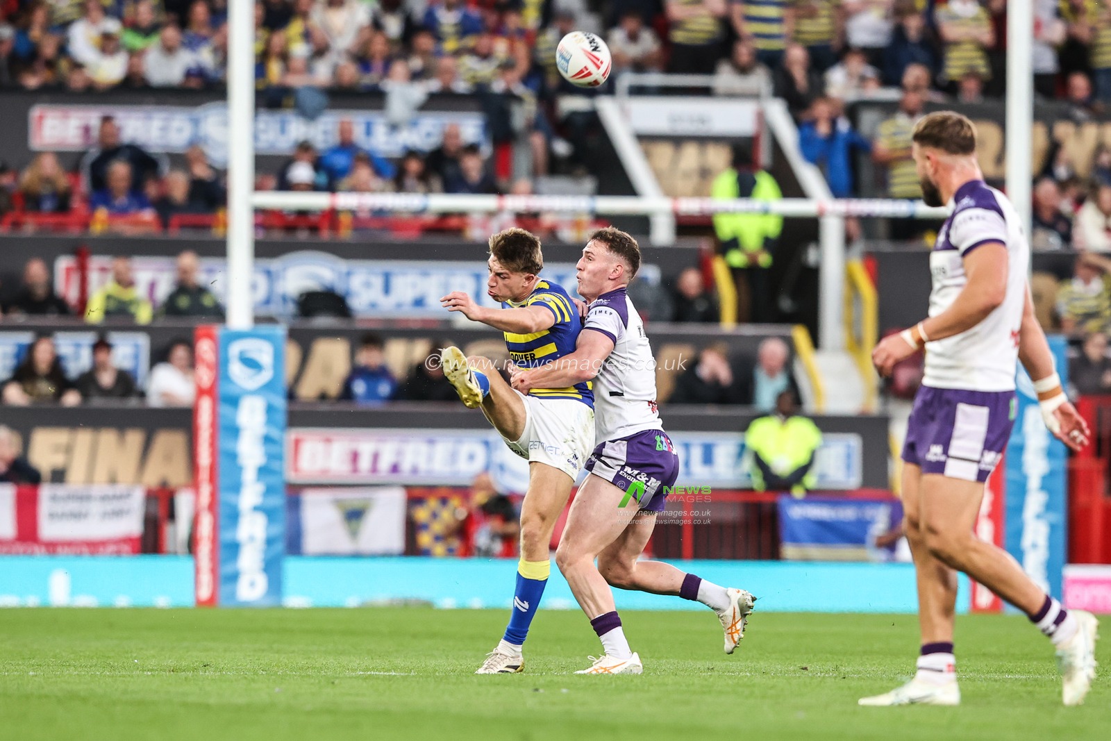Ewan Irwin of Warrington Wolves kicks the ball up field during the Betfred Super League Grand Final match Warrington Wolves vs Wakefield Trinity at Old Trafford, Manchester, United Kingdom on 03 October 2026

(Photo by Alfie Cosgrove/News Images)