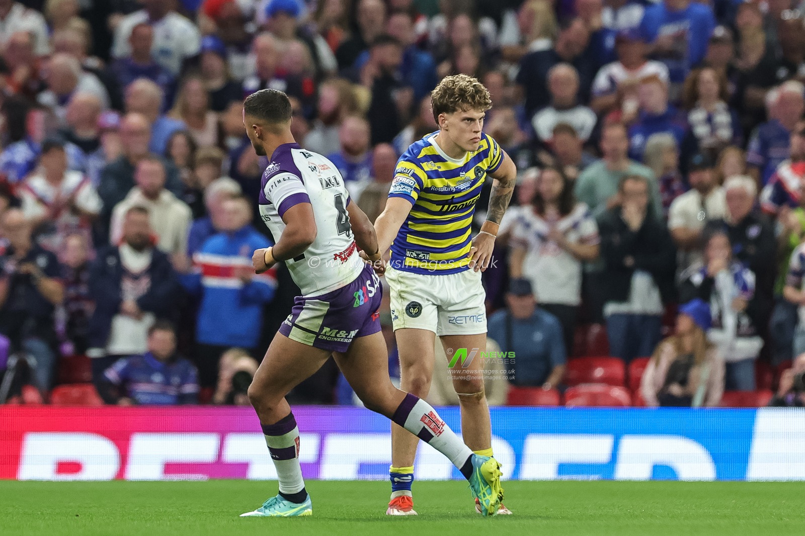 Corey Hall of Wakefield Trinity shakes hands with Arron Lindop of Warrington Wolves after being sin-binned during the Betfred Super League Grand Final match Warrington Wolves vs Wakefield Trinity at Old Trafford, Manchester, United Kingdom on 03 October 2026

(Photo by Mark Cosgrove/News Images)