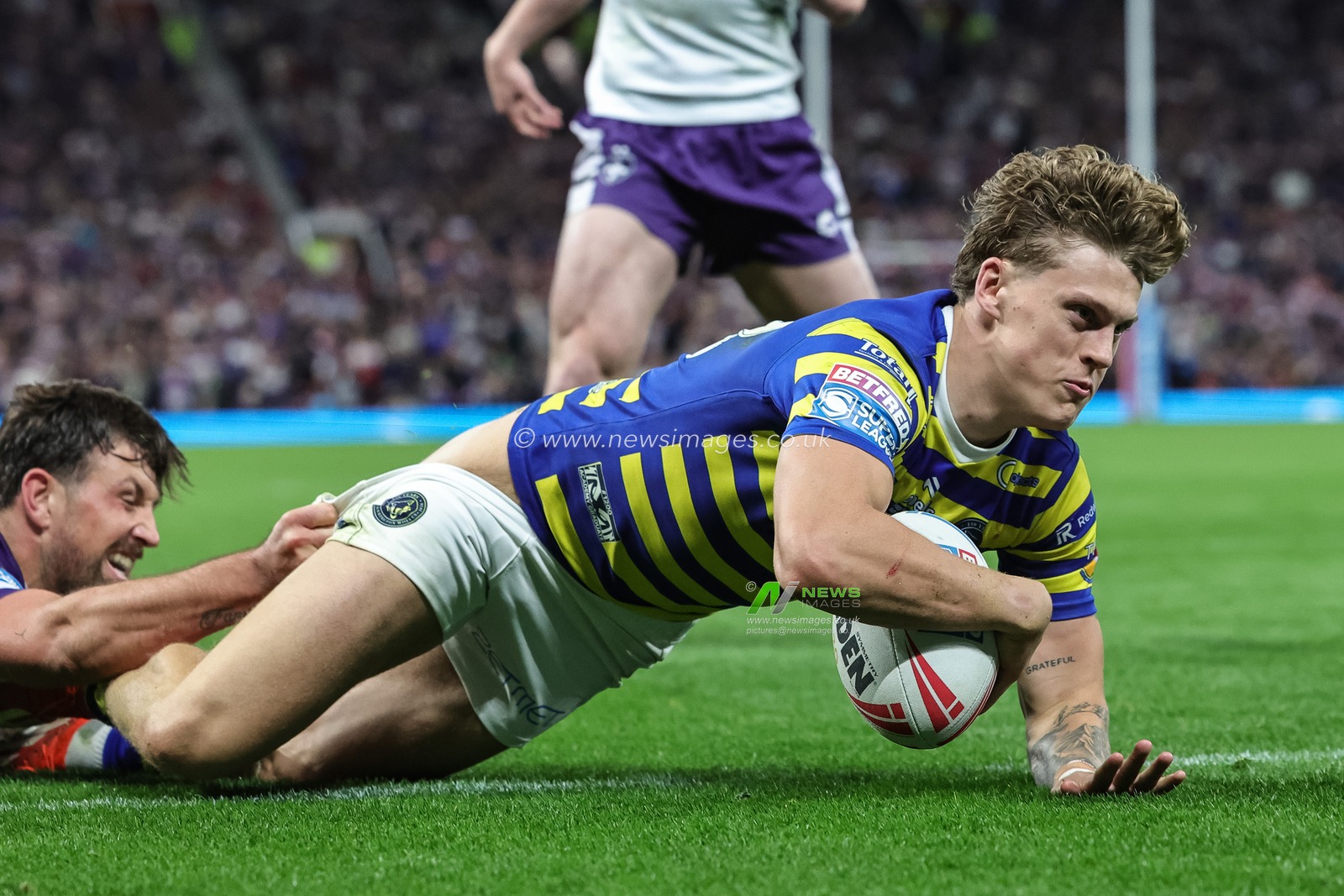 Arron Lindop of Warrington Wolves goes over for a try during the Betfred Super League Grand Final match Warrington Wolves vs Wakefield Trinity at Old Trafford, Manchester, United Kingdom on 03 October 2026

(Photo by Mark Cosgrove/News Images)