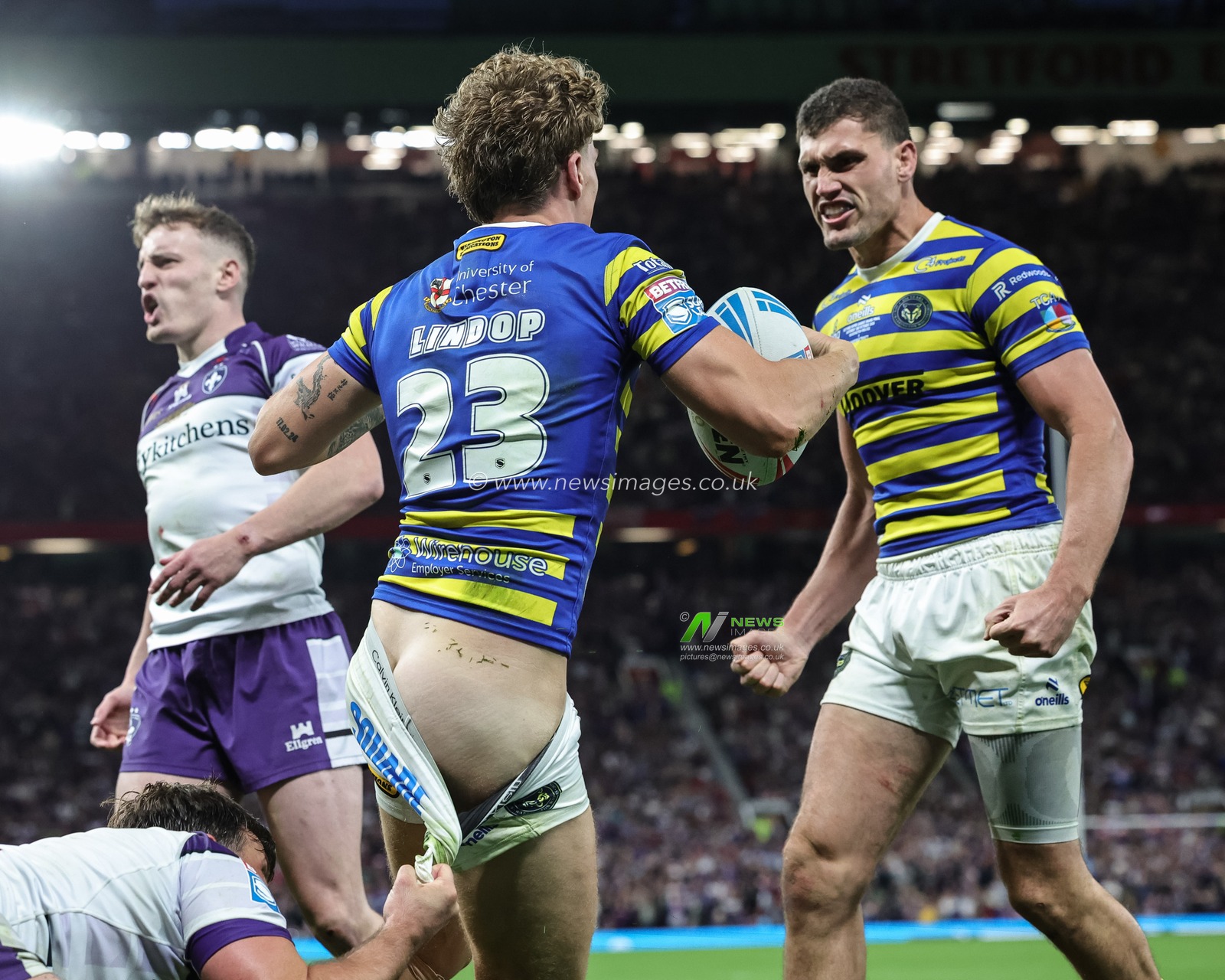 Arron Lindop of Warrington Wolves celebrates his try with teammates during the Betfred Super League Grand Final match Warrington Wolves vs Wakefield Trinity at Old Trafford, Manchester, United Kingdom on 03 October 2026

(Photo by Mark Cosgrove/News Images)