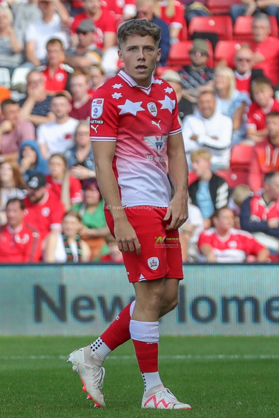 Aiden Marsh #19 of Barnsley during the Sky Bet League 1 match Barnsley vs Oxford United at Oakwell, Barnsley, United Kingdom, 19th August 2023

(Photo by Alfie Cosgrove/News Images)