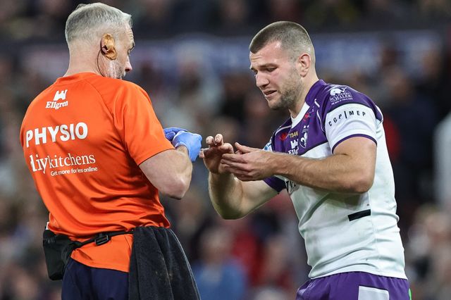 Max Jowitt of Wakefield Trinity has his fingers tapes up during the Betfred Super League Grand Final match Warrington Wolves vs Wakefield Trinity at Old Trafford, Manchester, United Kingdom on 03 October 2026

(Photo by Mark Cosgrove/News Images)