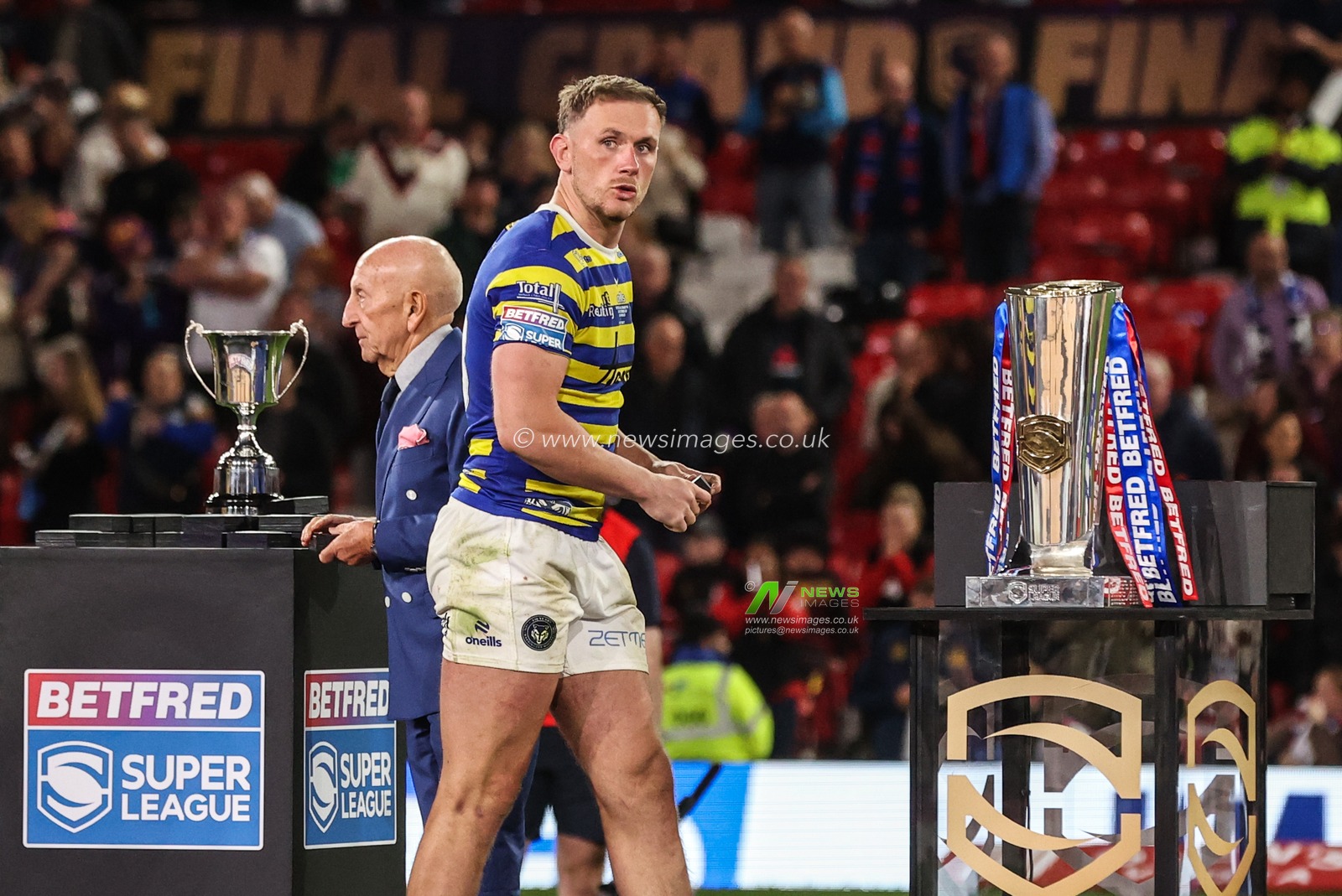 Ben Currie of Warrington Wolves collects his runners up medal during the Betfred Super League Grand Final match Warrington Wolves vs Wakefield Trinity at Old Trafford, Manchester, United Kingdom on 03 October 2026

(Photo by Alfie Cosgrove/News Images)