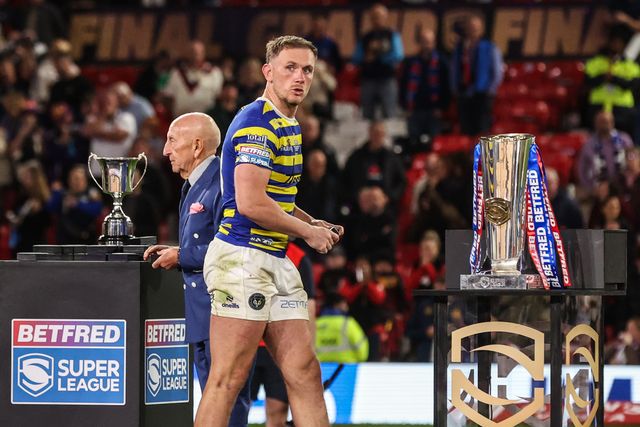 Ben Currie of Warrington Wolves collects his runners up medal during the Betfred Super League Grand Final match Warrington Wolves vs Wakefield Trinity at Old Trafford, Manchester, United Kingdom on 03 October 2026

(Photo by Alfie Cosgrove/News Images)