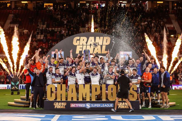 Wakefield Trinity lift that Betfred Super League Trophy after winning the Grand Final during the Betfred Super League Grand Final match Warrington Wolves vs Wakefield Trinity at Old Trafford, Manchester, United Kingdom on 03 October 2026

(Photo by Alfie Cosgrove/News Images)