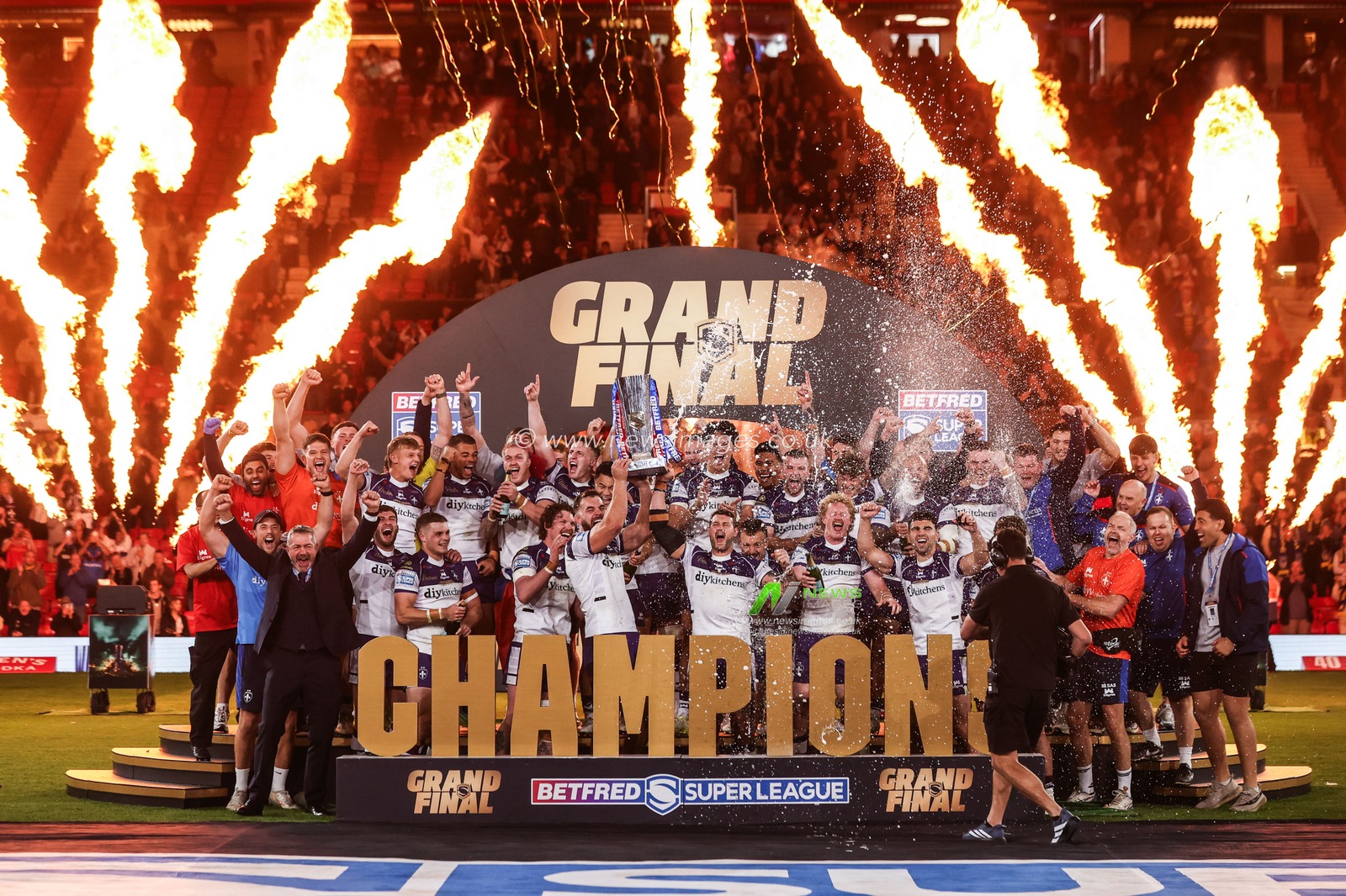 Wakefield Trinity lift that Betfred Super League Trophy after winning the Grand Final during the Betfred Super League Grand Final match Warrington Wolves vs Wakefield Trinity at Old Trafford, Manchester, United Kingdom on 03 October 2026

(Photo by Alfie Cosgrove/News Images)
