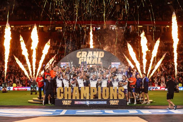 Wakefield Trinity lift that Betfred Super League Trophy after winning the Grand Final during the Betfred Super League Grand Final match Warrington Wolves vs Wakefield Trinity at Old Trafford, Manchester, United Kingdom on 03 October 2026

(Photo by Alfie Cosgrove/News Images)
