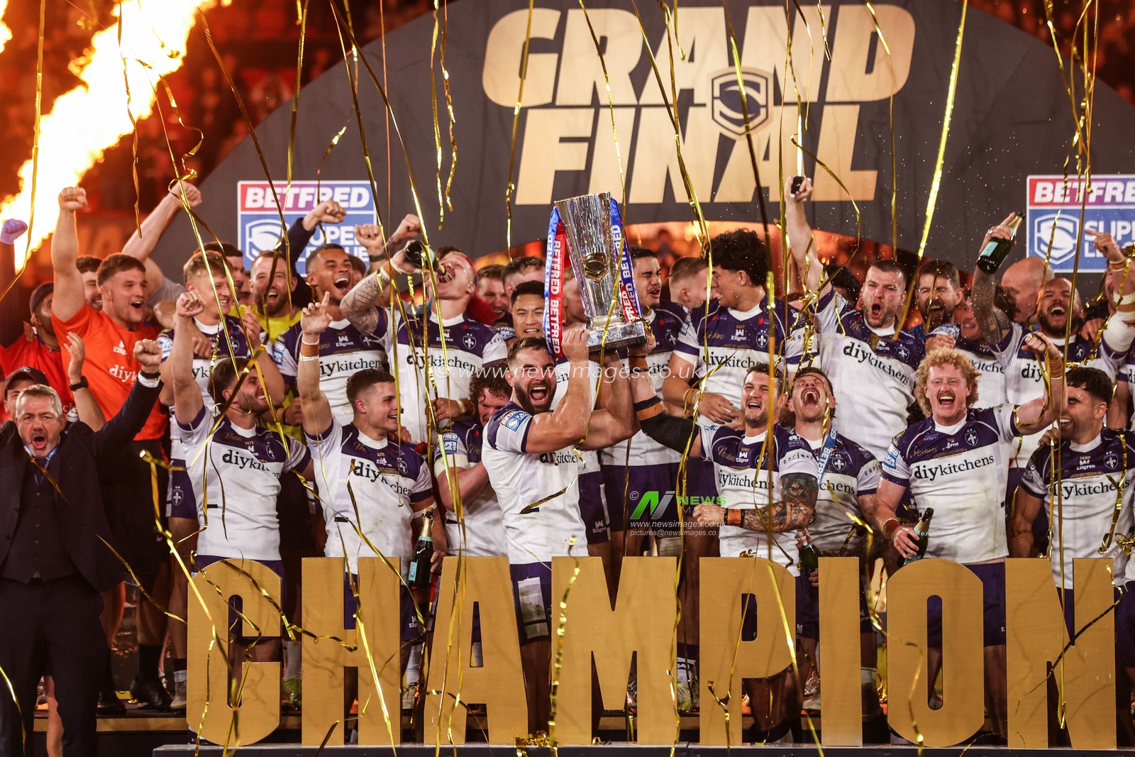 Wakefield Trinity lift that Betfred Super League Trophy after winning the Grand Final during the Betfred Super League Grand Final match Warrington Wolves vs Wakefield Trinity at Old Trafford, Manchester, United Kingdom on 03 October 2026

(Photo by Alfie Cosgrove/News Images)