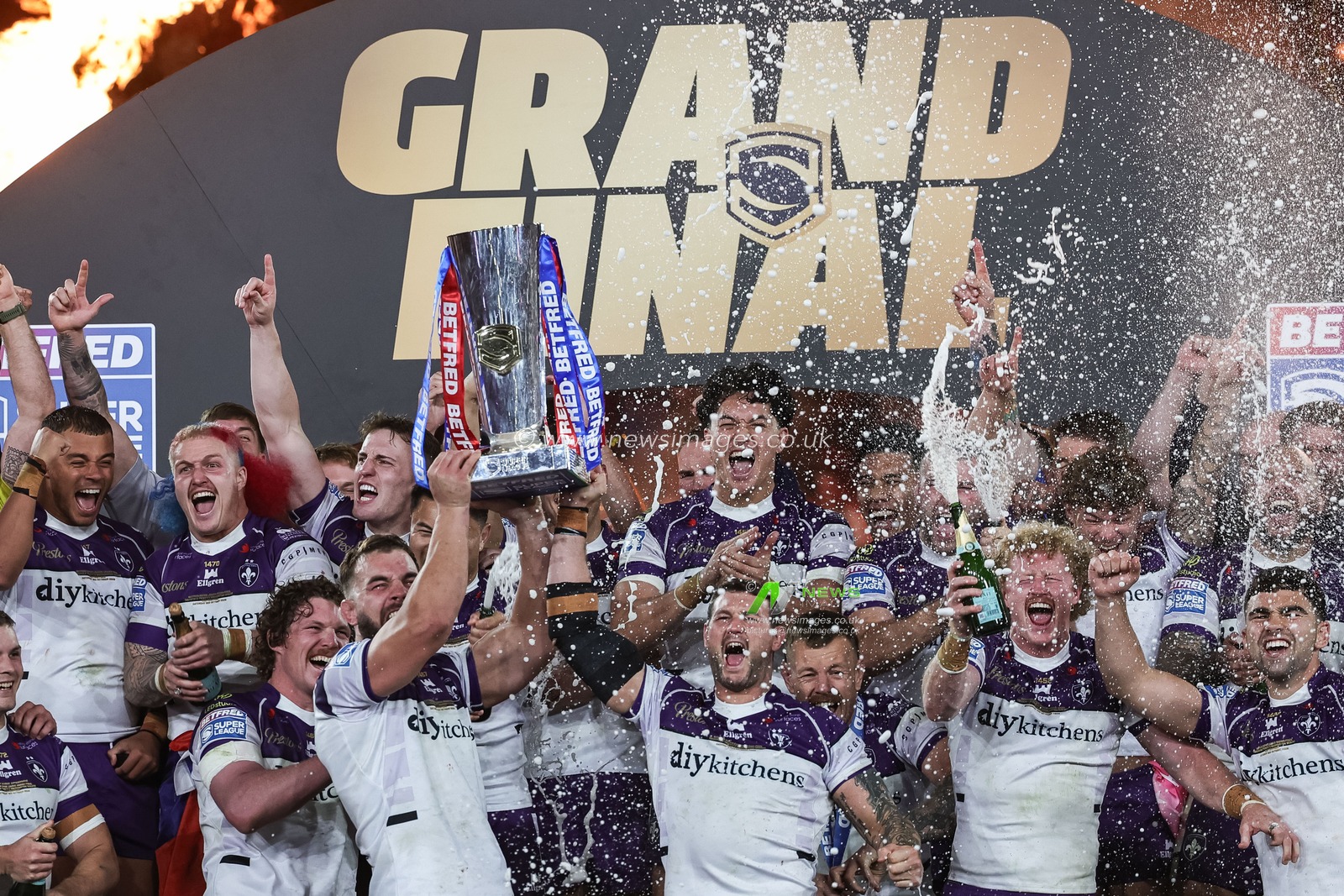 Mike McMeeken of Wakefield Trinity and his Wakefield Trinity teammates lift the Betfred Super League Grand Final Trophy during the Betfred Super League Grand Final match Warrington Wolves vs Wakefield Trinity at Old Trafford, Manchester, United Kingdom on 03 October 2026

(Photo by Mark Cosgrove/News Images)