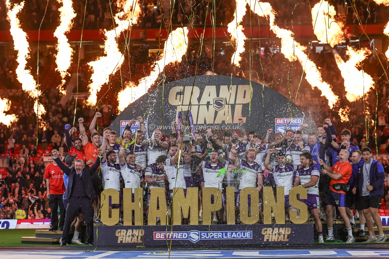 Mike McMeeken of Wakefield Trinity and his Wakefield Trinity teammates lift the Betfred Super League Grand Final Trophy during the Betfred Super League Grand Final match Warrington Wolves vs Wakefield Trinity at Old Trafford, Manchester, United Kingdom on 03 October 2026

(Photo by Mark Cosgrove/News Images)