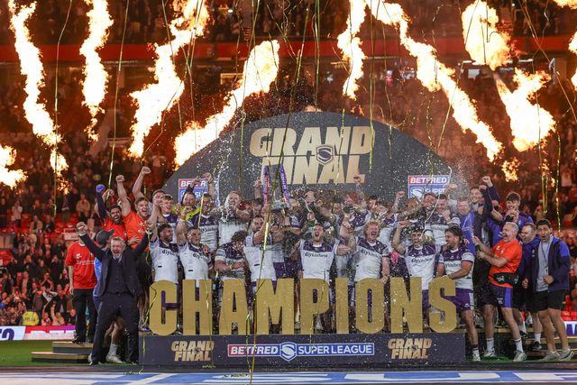 Mike McMeeken of Wakefield Trinity and his Wakefield Trinity teammates lift the Betfred Super League Grand Final Trophy during the Betfred Super League Grand Final match Warrington Wolves vs Wakefield Trinity at Old Trafford, Manchester, United Kingdom on 03 October 2026

(Photo by Mark Cosgrove/News Images)