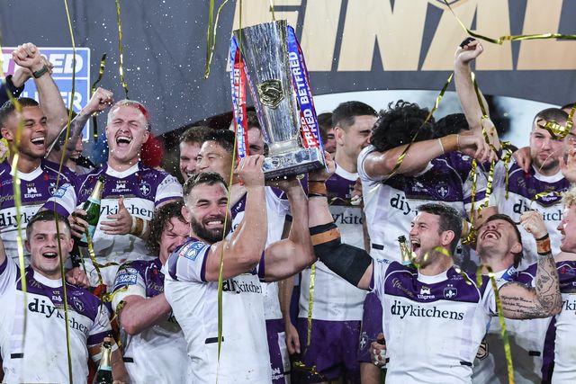 Mike McMeeken of Wakefield Trinity and his Wakefield Trinity teammates lift the Betfred Super League Grand Final Trophy during the Betfred Super League Grand Final match Warrington Wolves vs Wakefield Trinity at Old Trafford, Manchester, United Kingdom on 03 October 2026

(Photo by Mark Cosgrove/News Images)