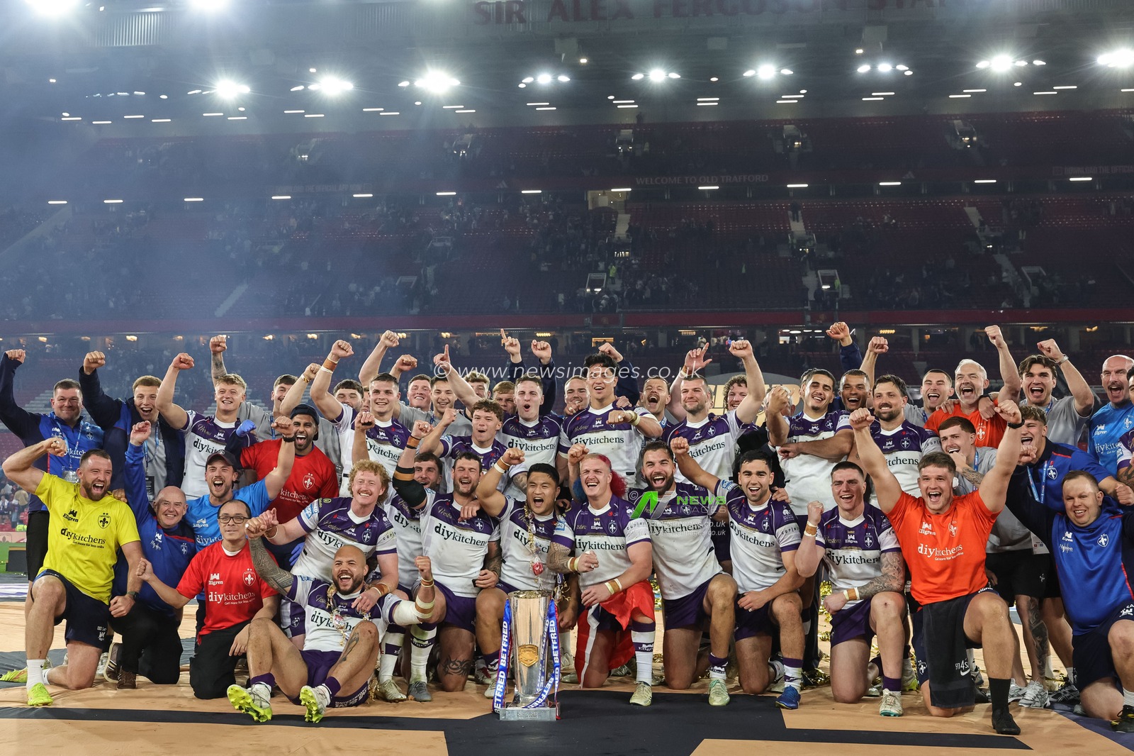 Mike McMeeken of Wakefield Trinity and his Wakefield Trinity teammates lift the Betfred Super League Grand Final Trophy during the Betfred Super League Grand Final match Warrington Wolves vs Wakefield Trinity at Old Trafford, Manchester, United Kingdom on 03 October 2026

(Photo by Mark Cosgrove/News Images)